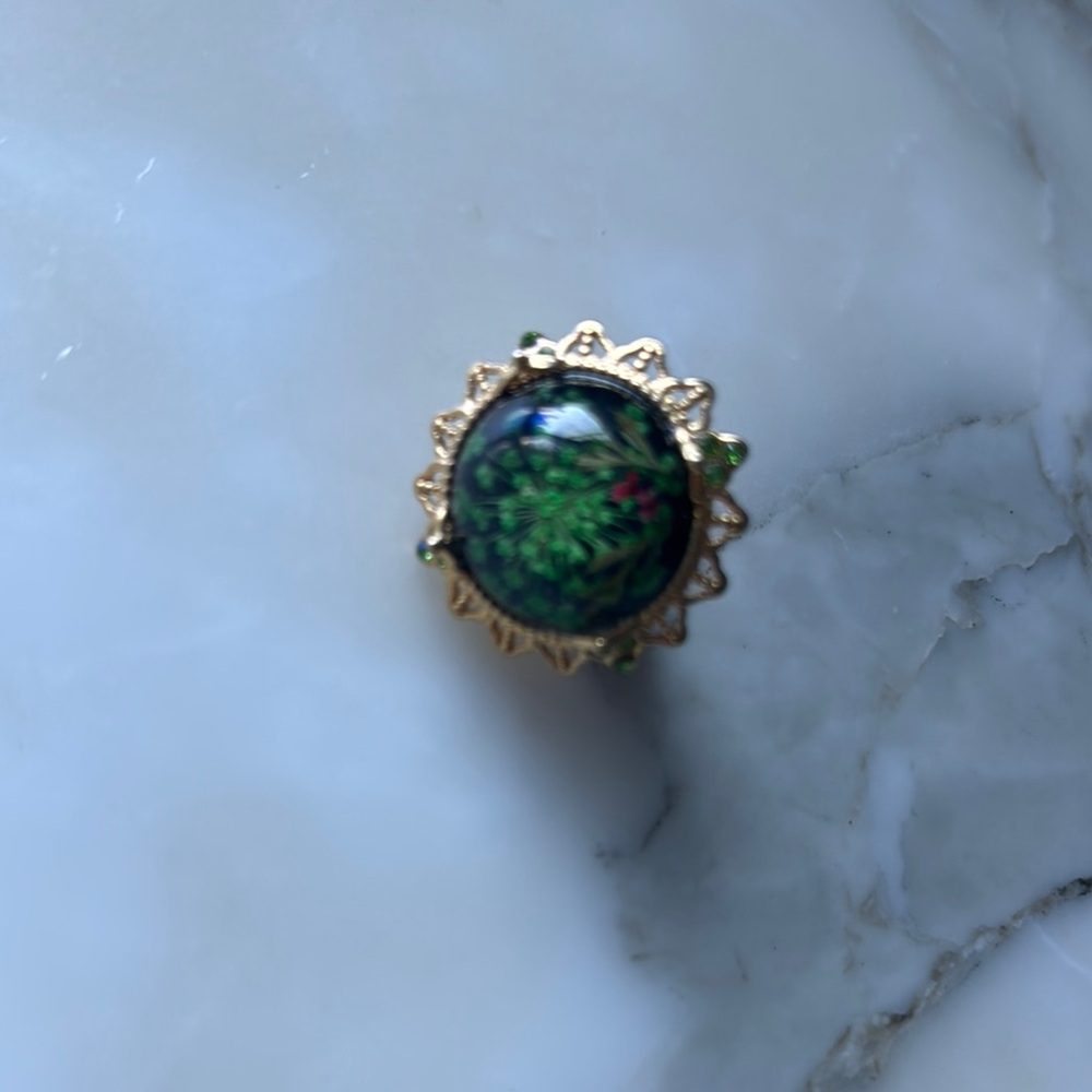 Elegant Gold and Green Ring